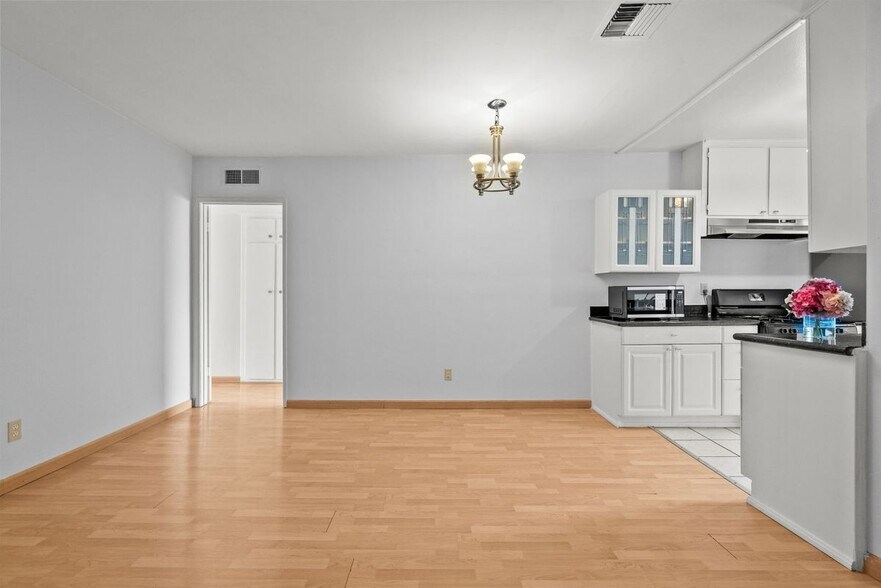 Building Photo - 5055 Coldwater Canyon Ave