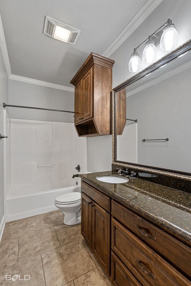 Building Photo - Beautiful 3 bedrooms 2 bathrooms In South ...