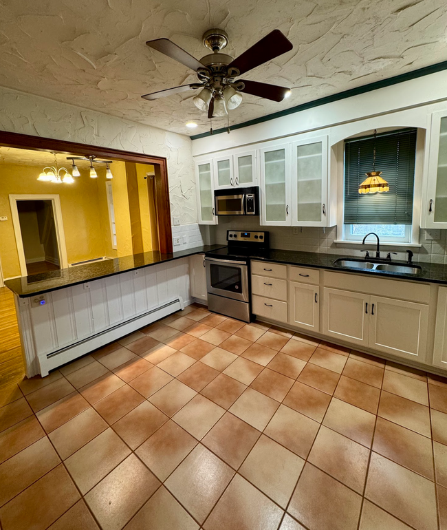 Large Kitchen - 511 York St