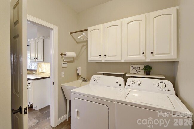 Building Photo - 6520 Red Maple Dr