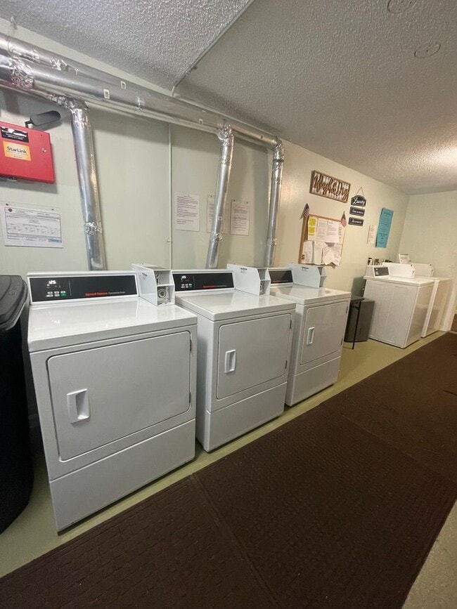 Building Photo - Recently updated 2 bedroom condo in charming Amesbury, MA