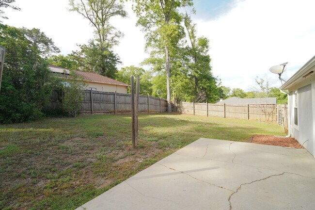 Building Photo - 3 Bed / 2 Bath with Large Yard/Garage in Bucklake area!