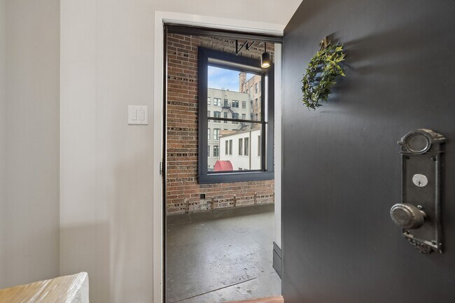 Building Photo - 915 Franklin St
