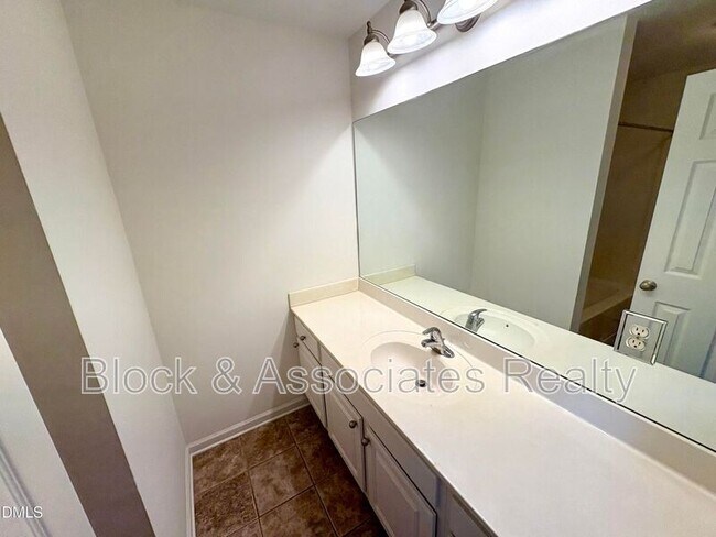 Building Photo - 255 Plaza Dr