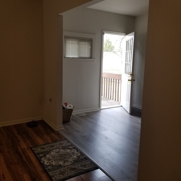 Building Photo - 332 Dennis Ave