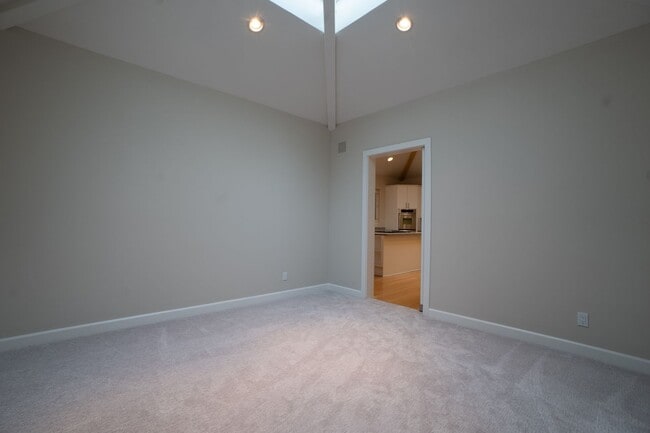 Building Photo - Spectacular 3 bed/3 bath home, gated community, walk to town!