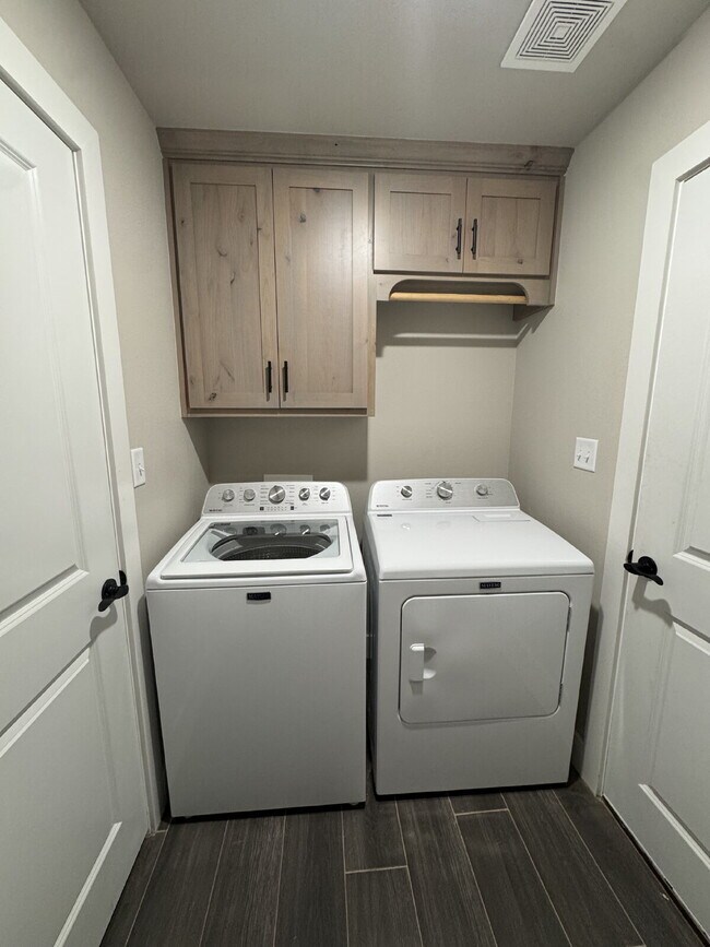 Building Photo - Charming 4-Bedroom Haven with 2 Full Baths...