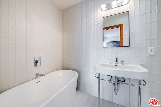 Building Photo - 2431 Carman Crest Dr