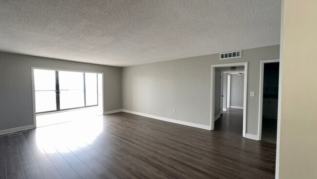 Building Photo - Newly Renovated Condo Located In Highly Desirable Area Of Forest Acres!
