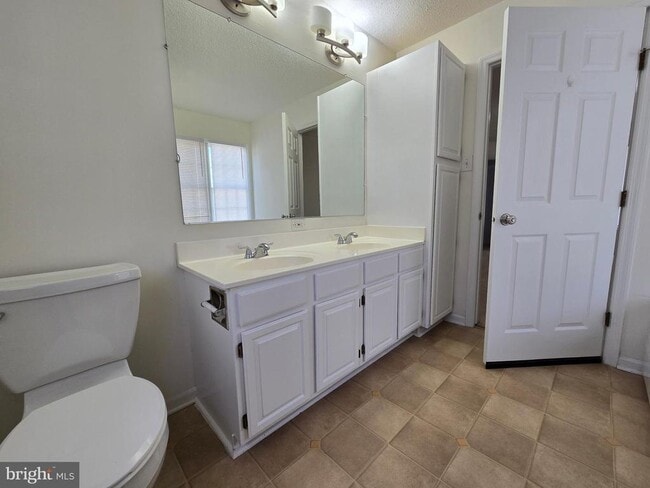 Building Photo - 23 Lordship Ln