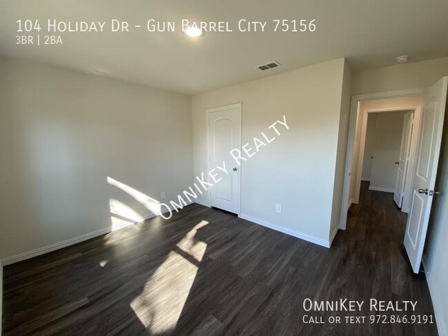 Building Photo - 104 Holiday Dr