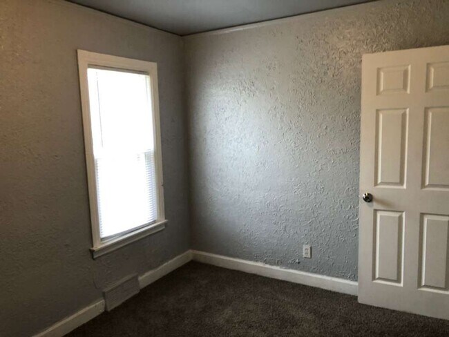 Building Photo - Charming Renovated 2-Bedroom Lower Unit – Section 8 Welcome