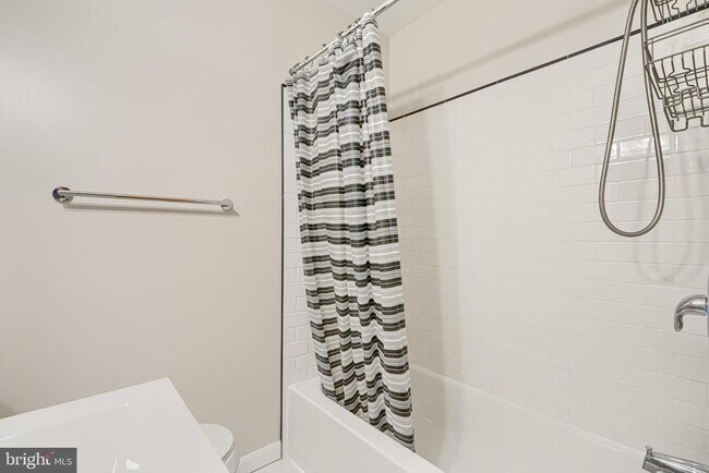 Building Photo - 6905 Bank St