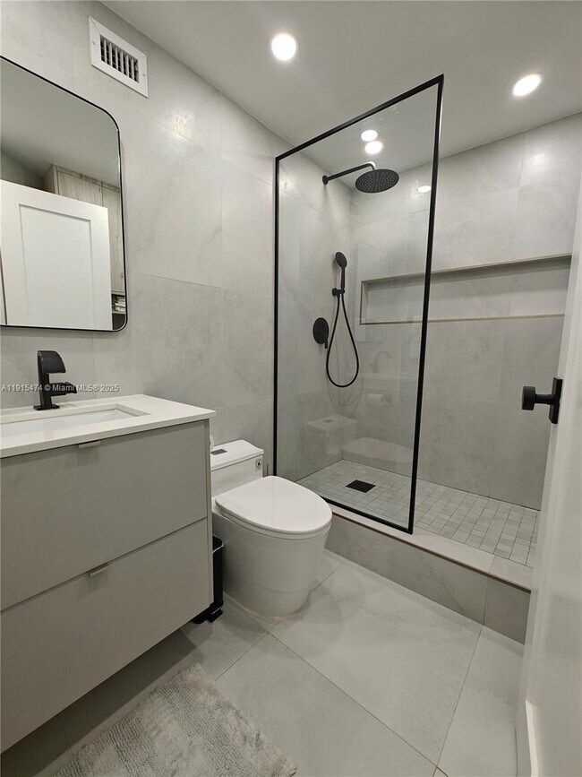 Building Photo - 825 Brickell Bay Dr