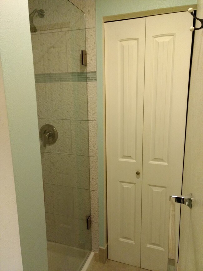 Building Photo - Perfectly Located 2 Bed/1.75 Bath Condo - Available Aug. 2026!