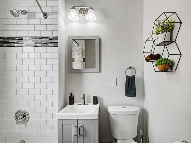 Building Photo - 10619 Bernard Ave