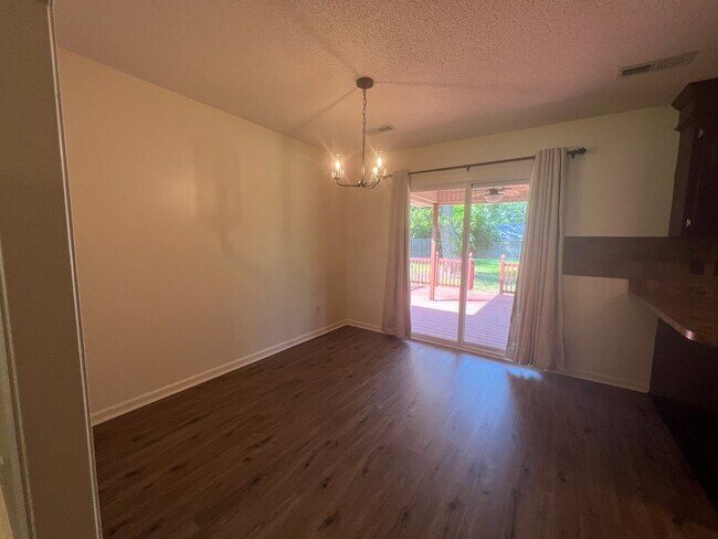 Building Photo - 3290 Valencia Dr