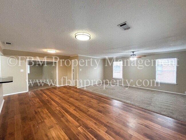 Building Photo - 713 Phillips Dr