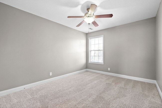 Building Photo - Three Bedroom with Bonus in Franklin Meadows!