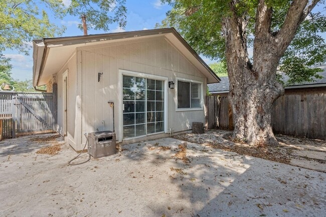Building Photo - 10103 Woodland Village Dr