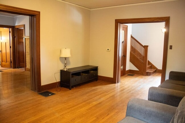 Building Photo - AVAILABLE FOR AUGUST 2026!  Large house near KRANNERT!