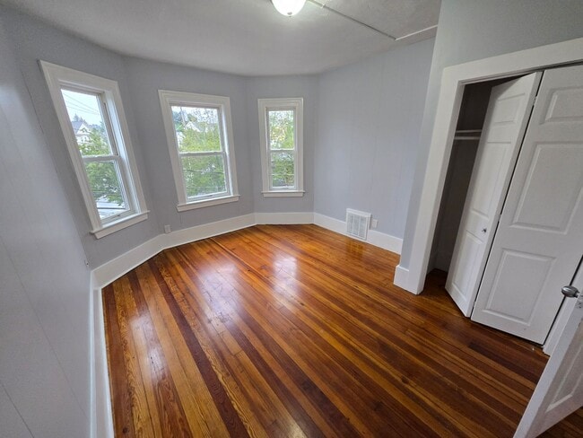 Primary Photo - Spacious and Bright 3Bd 1 Bath Available f...