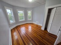Building Photo - Spacious and Bright 3Bd 1 Bath Available f...