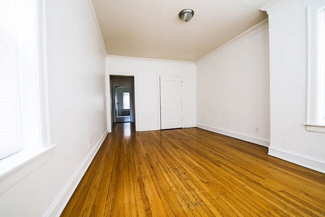 Building Photo - 1738 W 77th
