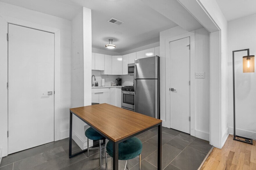 Building Photo - 1136 Crescent Ave NE