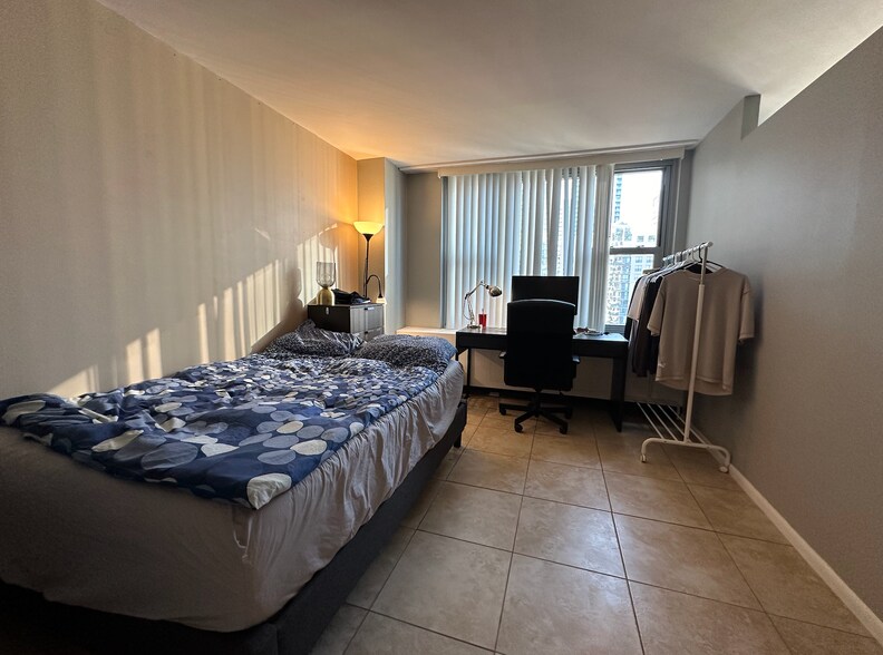 Building Photo - 400 E Randolph St