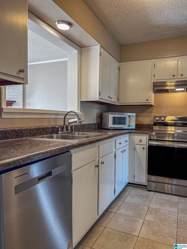 Building Photo - 1402 Applegate Dr
