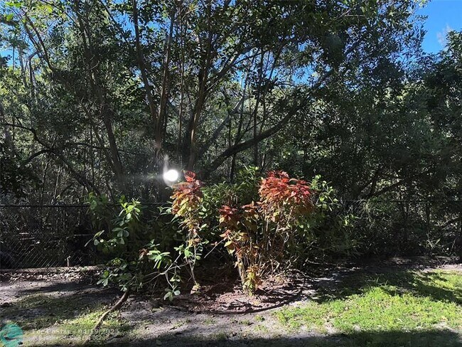 Building Photo - 529 E Sheridan St