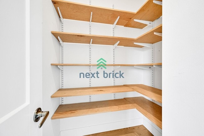 Building Photo - 2 bed and 2.5 bath Modern Townhome Downtow...