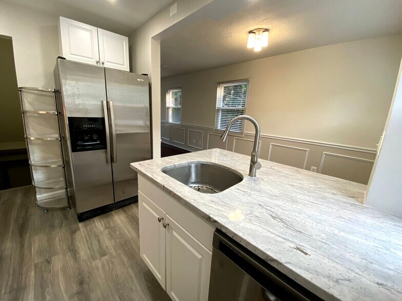 Oversized sink, garbage disposal, stainless steel appliances - 5704 Fenwick Dr