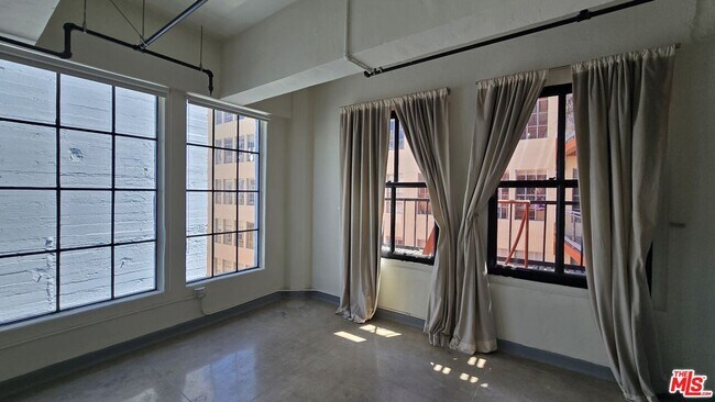 Building Photo - 746 S Los Angeles St