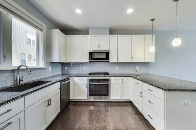 Building Photo - NICE 3BD/3.5BA luxury 4-level townhouse in ROCKVILLE!