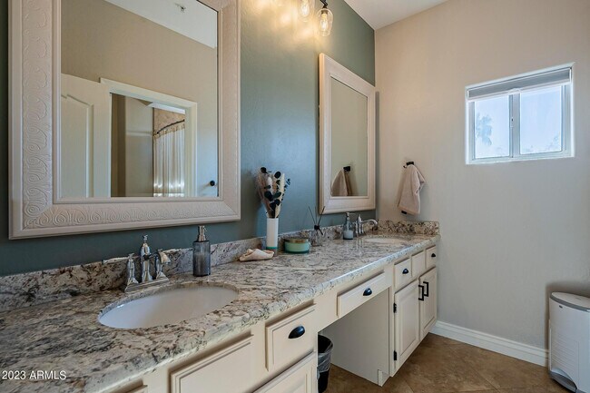 Building Photo - 10875 N 118th Way