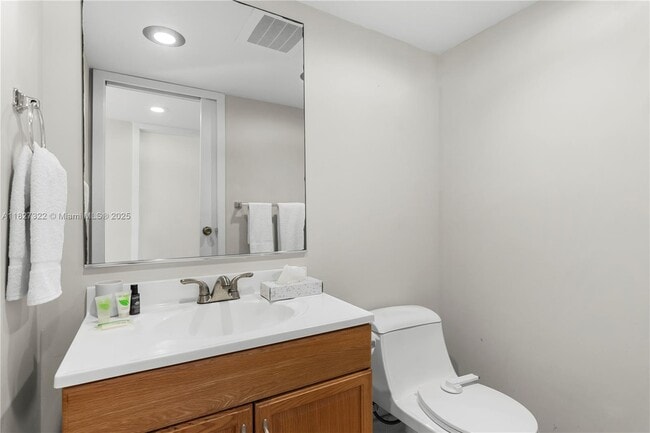 Building Photo - 9440 W Bay Harbor Dr