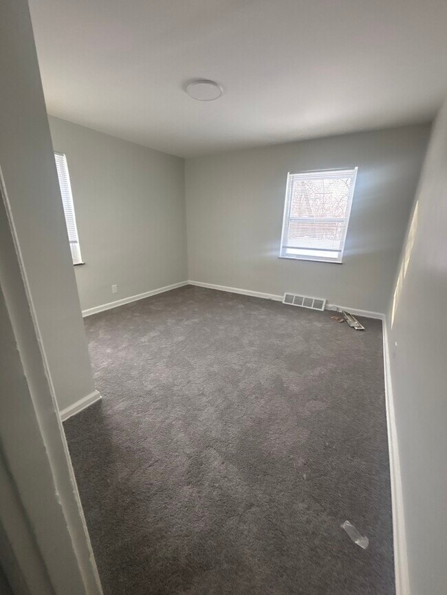 Building Photo - 4 bed 1 bath