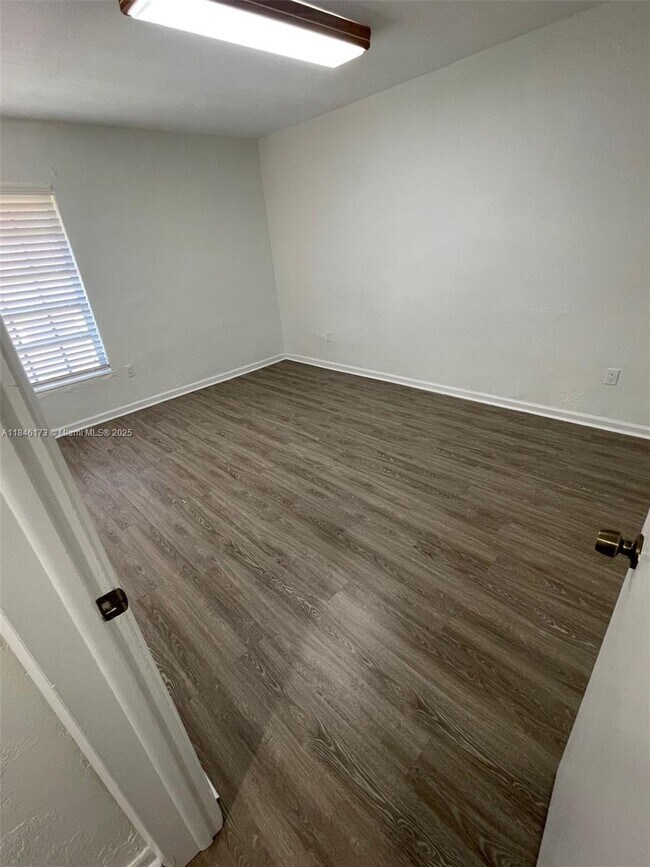 Building Photo - 10905 N Kendall Dr