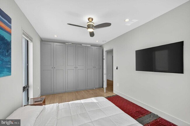 Building Photo - 911 S Oak St