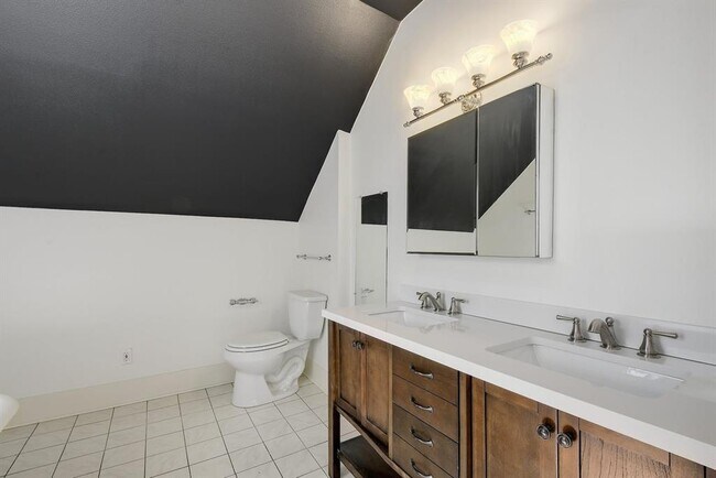 Building Photo - 205 S Rio Grande St