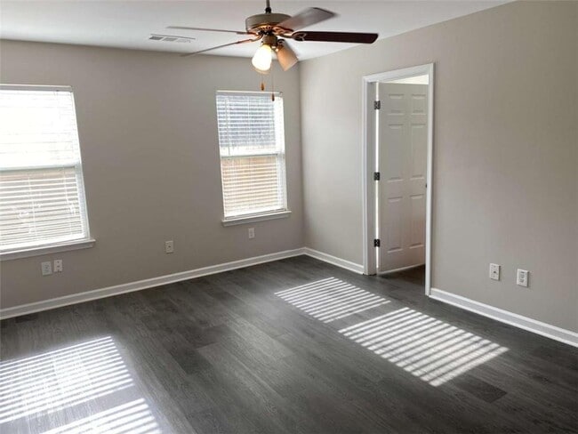 Building Photo - 701 Walnut Woods Dr