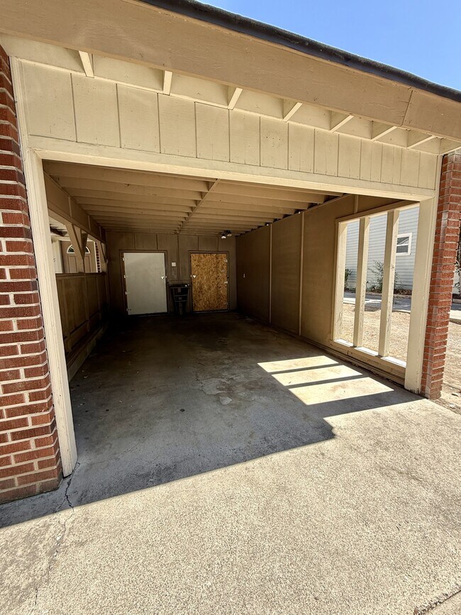 Building Photo - 633 S Holly St