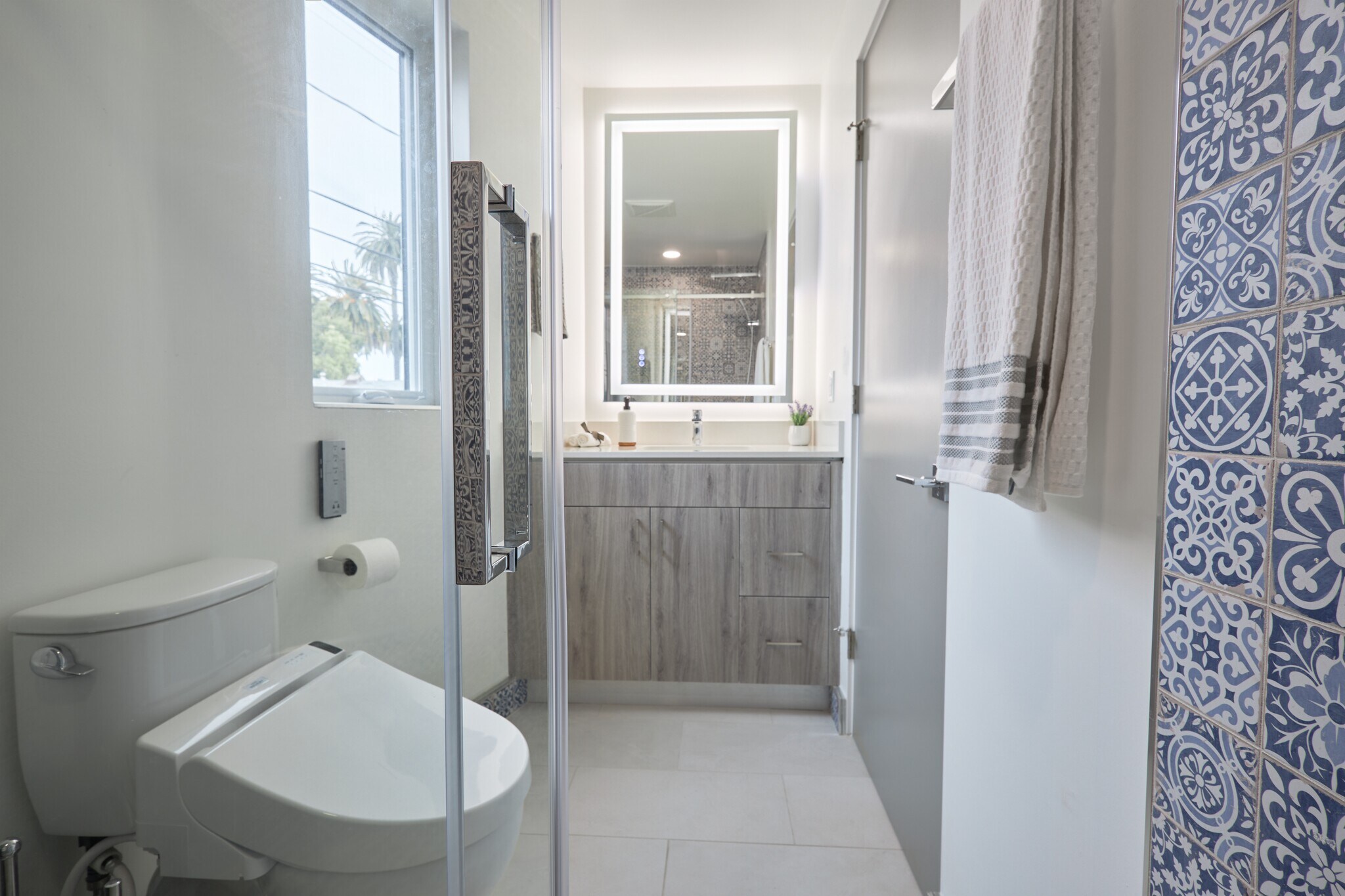 Building Photo - 2929 S La Brea Ave