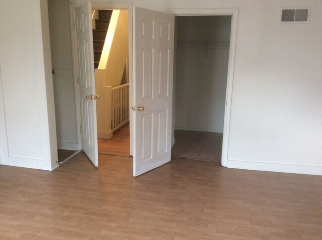 Building Photo - Renovated and Spacious 4 Bedroom 1.5 Bath ...