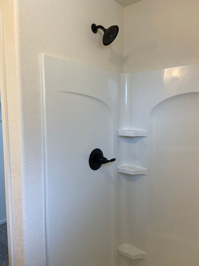 Building Photo - 3 bedroom, 3 bath home in Raindance Community.