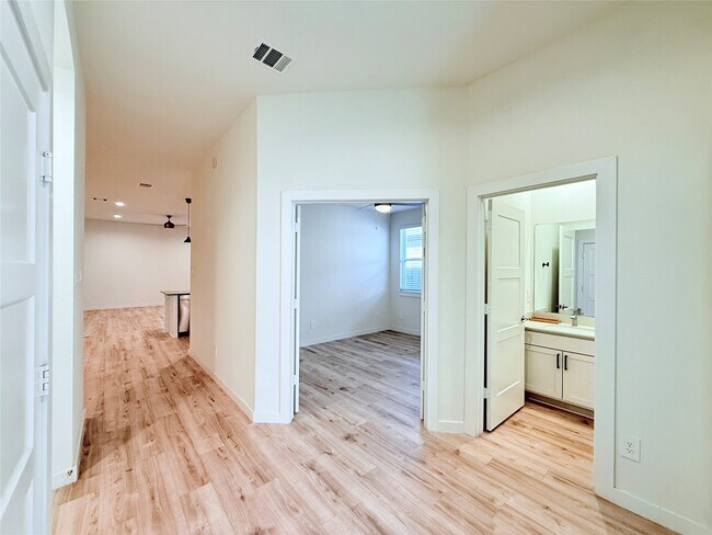 Building Photo - 105 Aurora Spgs Dr