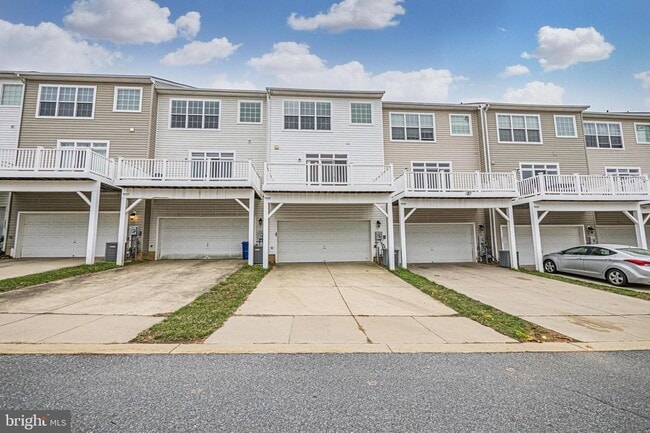 Building Photo - SPACIOUS 3 LEVEL TOWNHOUSE IN CLARKSBURG