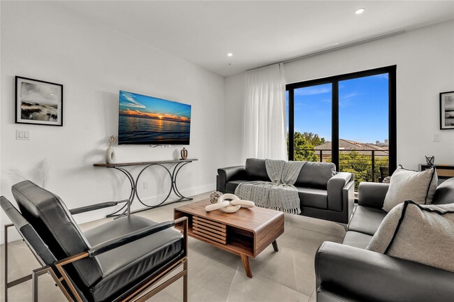 Building Photo - 2100 Miami Rd